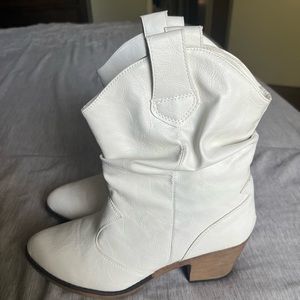White cowgirl women’s boots